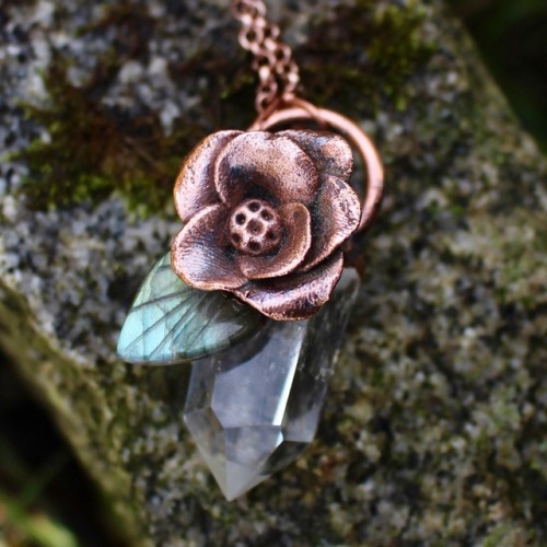 Copper &amp; Crystal Flower Necklace ✨ This piece features a clear quartz point adorned with a h