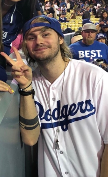 tothemoonmikey:my cute bean So we all just gunna ignore the guy in the background who looks like he 