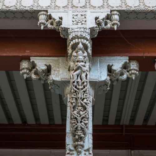 Armedabad house column, Gujarat, photo by Kevin Standage