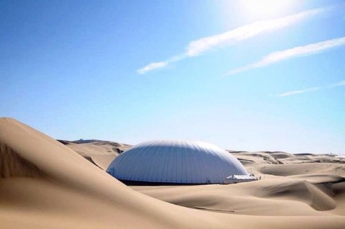 One of the many dunes which make up the 响沙湾 resort, located in the middle of the outdid desert. Read