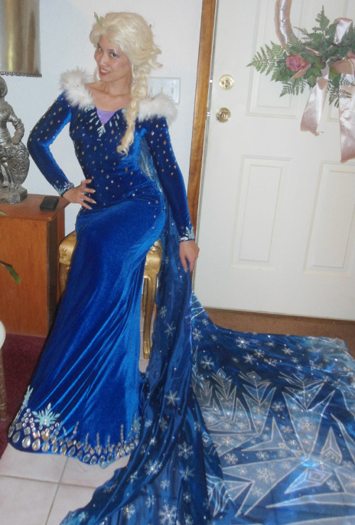 queenelsawestergaard: My Elsa Winter Christmas cosplay! This costume is so elegant and regal–w