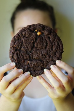 guardians-of-the-food:  Giant Chocolate Peanut Brittle Cookies