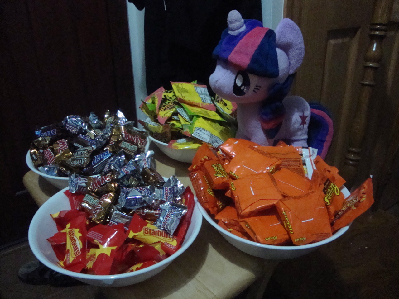 slice-of-life-twilight:  Dee: All right! The table of treats is ready. Twilight: