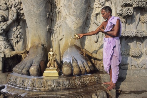 unrar:    Born at the same time and in the same region as Buddhism, Jainism counts just about 4 million followers who nevertheless occupy an important place in the India of today, Christophe Boisvieux.