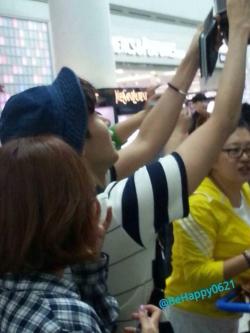 sjrulestheworld:  sweetsmirk: &ldquo;He help a fan to shoot other members in immigration&rdquo;Lol ryeowook was crowded with fans and he said “omo its suju” and took photos with a phone (cr.hiya_fineapple)photos by BeHappy0621  Most idols separated