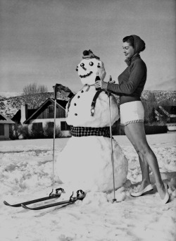 updownsmilefrown:  Esther Williams in Sun Valley, offering a Coke to a snowman by Murray Garrett 