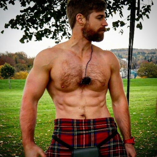 geo103: One hot Kilted Coach… HOT!!!!!!!