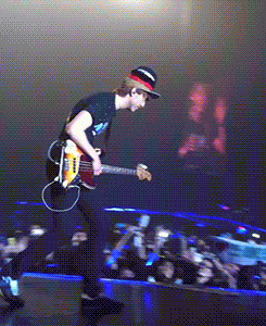 suzhaex:  Jungshin’s hitting Naughty Jong!!! 
