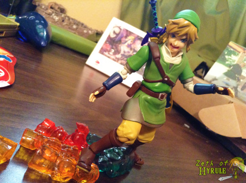 fuckyeah-nerdery: zethofhyrule: …And I thought Link liked Mario… I fucking love this b