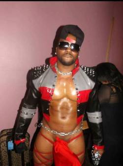 black-daddylover:  My God daddy. He is everything. I love stripper daddies  Mmm