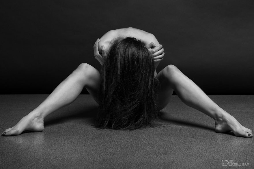 jedavu:  Russian Photographer Captures The Beauty Of Women’s Bodies With B&amp;W