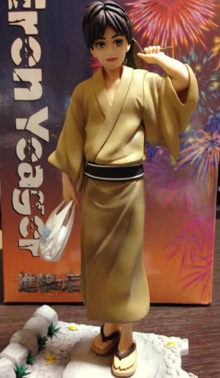 LAWSON's Eren & Levi New Year/Yukata figurines put together.Click on the names for more images!