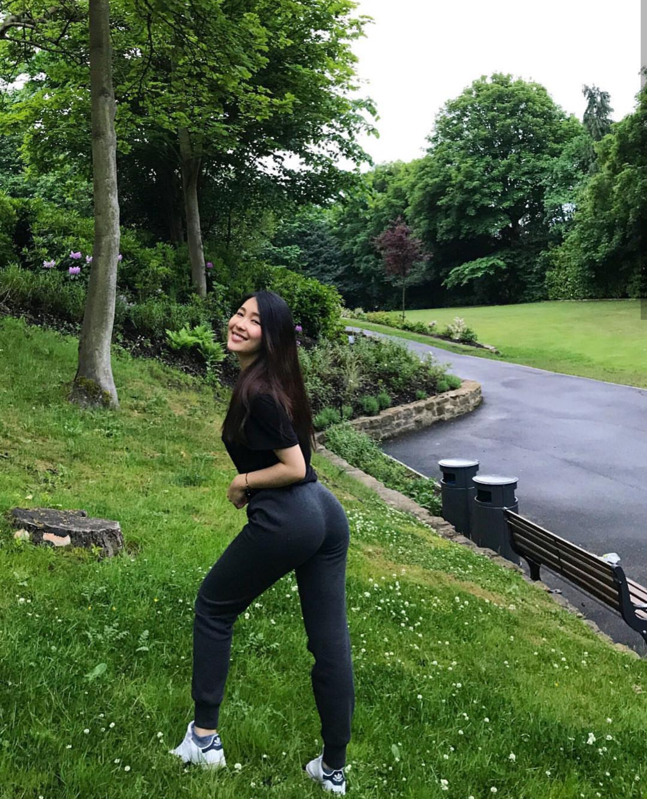 buttface696969:  Ah, Liz is back with boner enducing pics. Fucking hell, the guy
