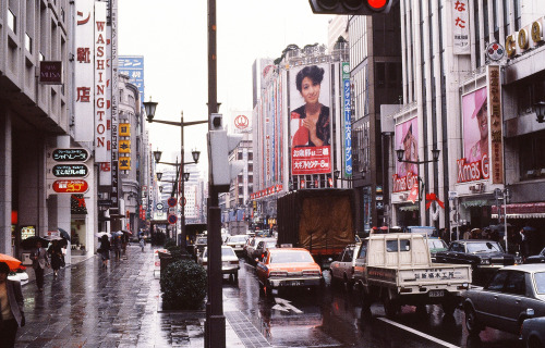 yodaprod:1. Ginza / 銀座 (1980)2. Sangen-jaya Station / 三軒茶屋駅 (1980)Source : Flickr/terry Feuerborn
