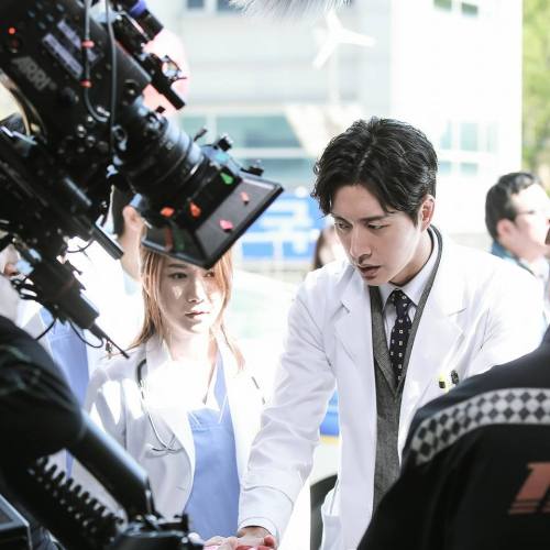 natwalan:[Photo] Lee Jong Suk @ Doctor Stranger Shooting From daehwakoh PD PART 16 (7P)Credit : ©d