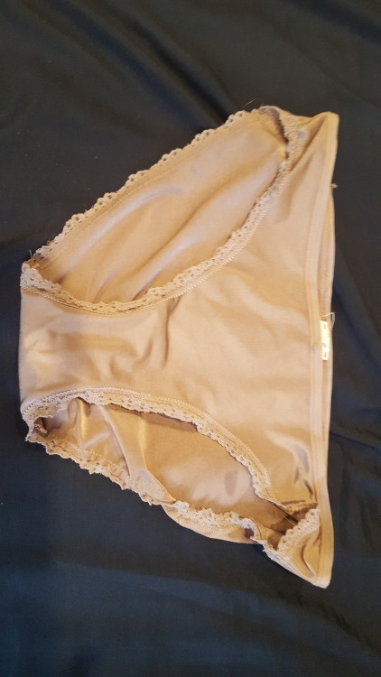 01-crappysex-10: 내 두 여동생이 입은 후에 내다놓은 속옷들을 죄다 모아서 사진 찍어뒀음 ㅎㅎ속옷에 묻어있는 피, 오줌, 애액 전부 다 냄새 맡아보고 빨아봤는데 진짜 