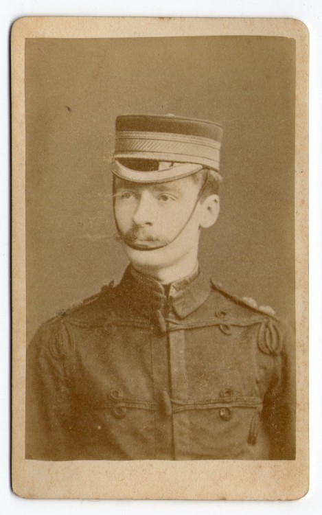 original 19th century carte de visites and cabinet photos of soldiers in Uniform 