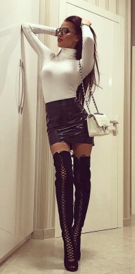 suki2links2: fetichiste68:   ❤  1322 ❤    Wow! I ❤️ her beautiful sexy long legs in knee high boots, and sexy tight mini skirt. 💋💋💋💋💋💋💋 