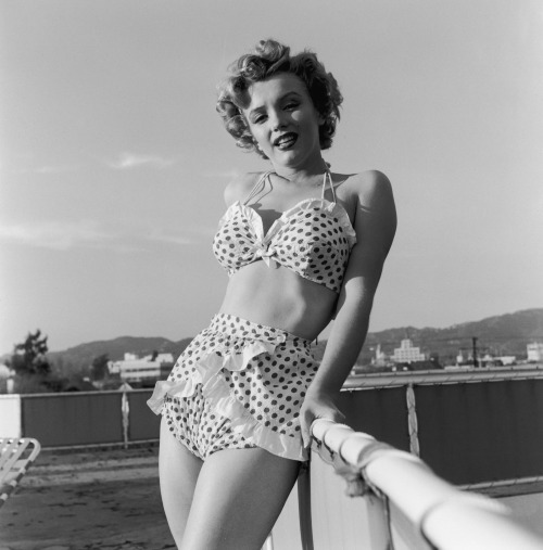 weirdlandtv:Marilyn Monroe at the Beverly Carlton Hotel in 1952.