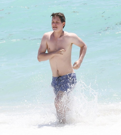 hotcelebs2000:  ANSEL ELGORT 