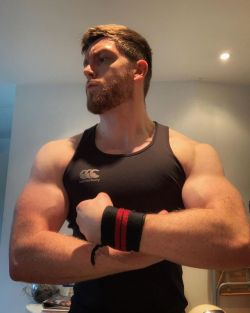 chrisjonesgeek:  #MondayMotivation - after a few weeks of “meh” workouts and bad sleep I really felt the focus this morning with an upper body blast devised by @benmudge_. I had rest and motivation. Just wish the pump wouldn’t Thanos Snap on me.