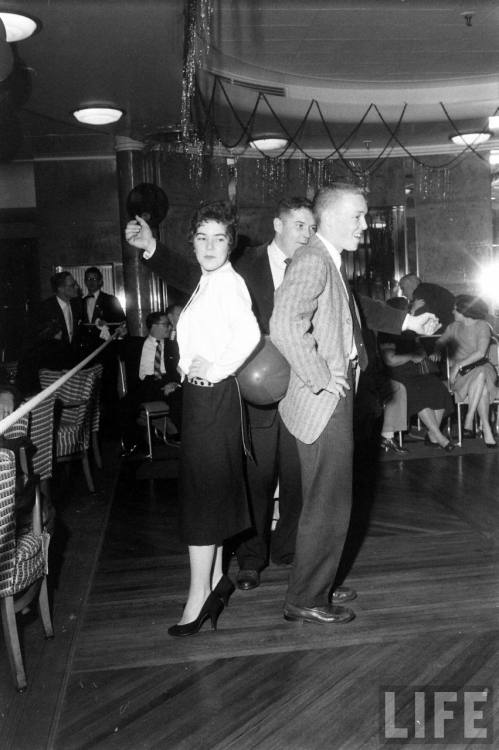 Keeping busy on a cruise to Bermuda(Peter Stackpole. 1958)