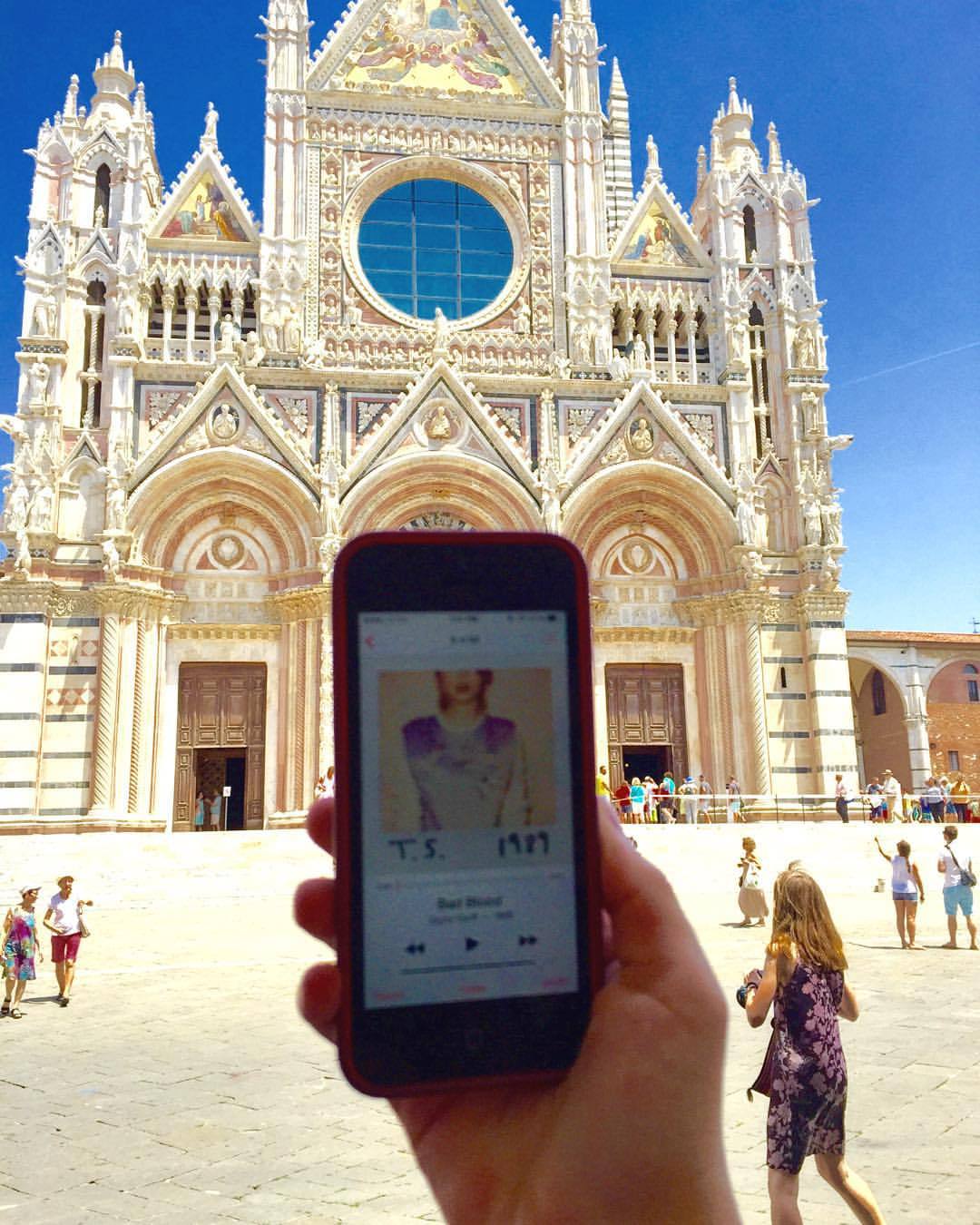 I duomo about you, but I’m feelin’ 22 ⛪️🕌 Place 396: Il Duomo si Siena! Thanks so much @sweetsarahstone! @taylorswift #taylorswift #taylurking #1989 #1989places (presso Siena Cathedral)