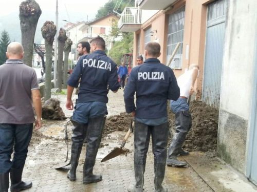 waders1958:Hammermässig und verdammt geiler Anblick die Italien Polizei in Waders Danke für das geil