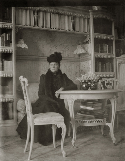 ohsoromanov: Tsarina Alexandra Feodorovna of Russia sitting in her famous Mauve Room at the Alexande