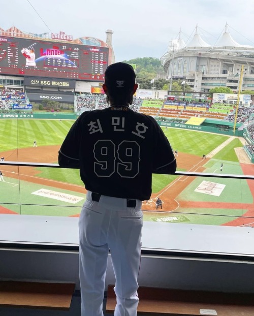 (220501) @choiminho_1209 Instagram updateCaption: SSG LANDERS.No.99 최민호⚾️.