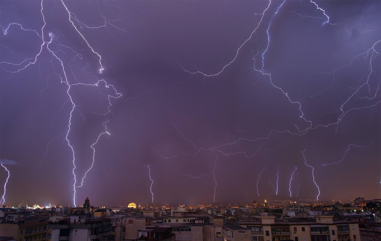 stonelpaesedellemeraviglie:  Italy: Sicily, Palermo Thunderstorm 22/23 June 2016