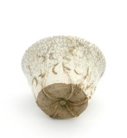 fernirosso:  yama-bato:  Otagaki Rengetsu (1791-1875), Sake cup with poem  Japan 19th c. Glazed ceramic via  ** versai due gocce d’acquain terrapoi con il piede premettine uscì nuova un’improntadi me stessae  più lieve il peso del temposi accovacciosu