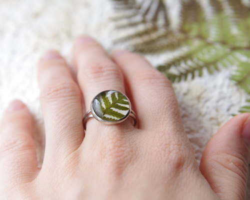 wordsnquotes:  culturenlifestyle: Adorable Handmade Jewelry with Real Plants Inside by Ural Nature Married couple Mary and  Stanislav from Ural Mountains create unique designs using organic materials encapsulated in miniature glass sculptures. Inspired