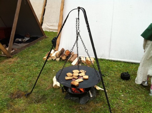 How cool would this be!! ^_^ Image from: bushcraftusa.com/forum/showthread.php/54264-Viking-C