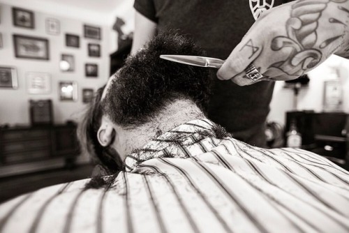 #beardcut #barbershop #nbg #photoreportage #scissors #tattoos #retrostyle #nikkor #depthoffield #classic