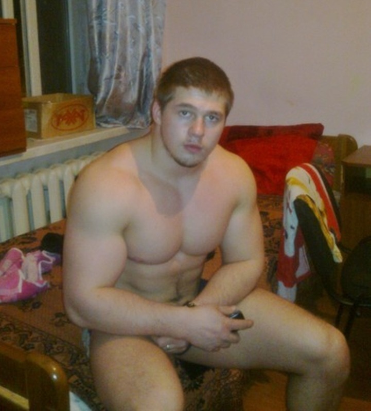 nearlynakedguys:  muscular nude  Beau bébé !