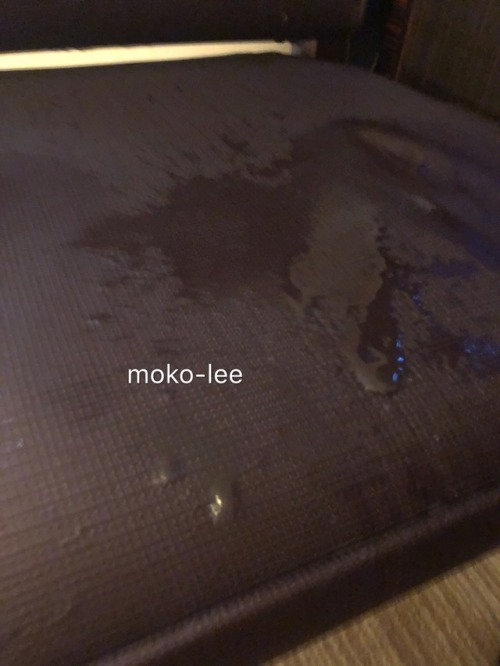 moko-lee: 【moko-lee原创】杭师大蜂腰白虎小母狗·第二季 灌肠以后洗干净换件衣服侍奉主人口活，同时被主人玩弄潮吹量很大，房间各个角落都喷了，到处留下她淫靡的味道，这只是其