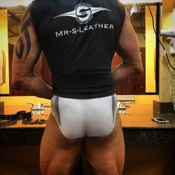 mr-s-leather:  Dallas Steele leg day!