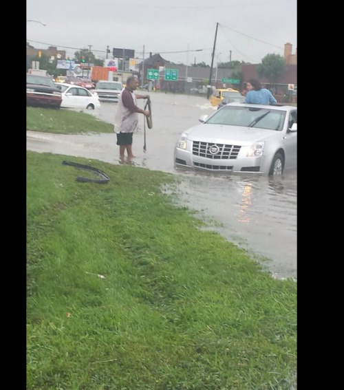 two-vibrant-hearts:  macaulayskulkin:  just-jupiter:  The metro Detroit area has flooded and this is how the community reacted. (Twitter masterpost)  If Detroit can do one thing it’s to fucking deal and I love my city  Pure Michigan, bitches. 