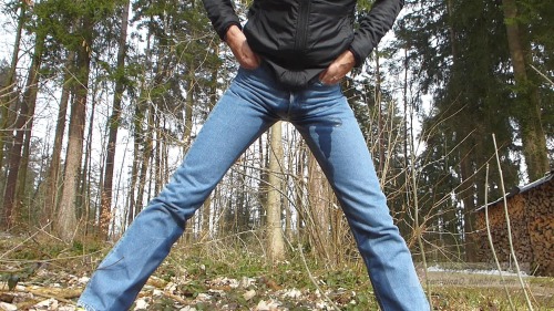 carmina0:  tight levis 501 jeans wetting in the woods