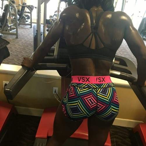 Nay Jones @iamnayfit  #quadsquad #musclebabe #backshot #musclesaresexy #ripped #musclebabe #shesquat