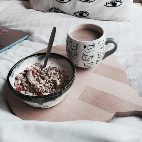 studyfulltime:i enjoyed a super lazy breakfast in bed this morning, then some readings for class…i’m