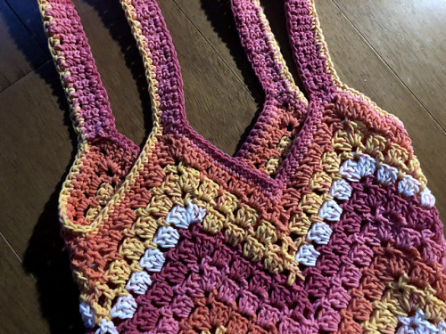 ericacrochets:Modern Granny Boho Bag by Jeanne SteinhilberFree Crochet Pattern Here