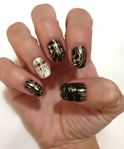 libbykamen:electri-cute:Circuit Board Nails by Minxoh my. I’d like this all the time plzundead