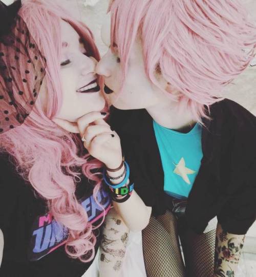 Punk rock Rose Quartz and Pearl cosplay 