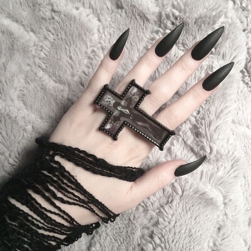 bird-bat:  escapingmidnight:     that elvira ring   Love the nails