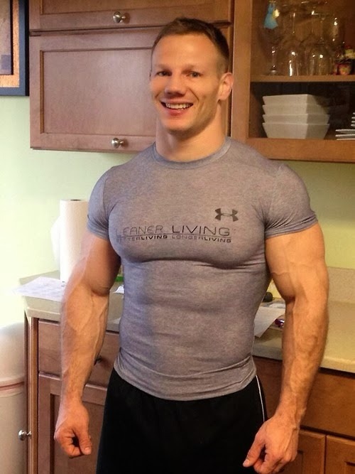 jock-pits:  Holy fuck this guy is BUFF!!! Look at those pecs and veins. WOOF!