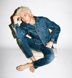 footboy09:  showmeyourfeet:  Lucky Blue Smith  Yummy! What gorgeous toes!