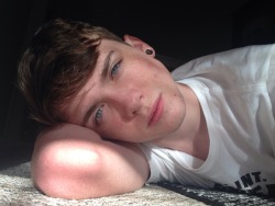 darkblastoise:  i love this lighting so im laying in the hall 