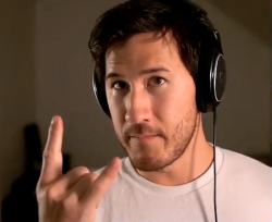 fischyplier:  This is a lucky image of Mark!